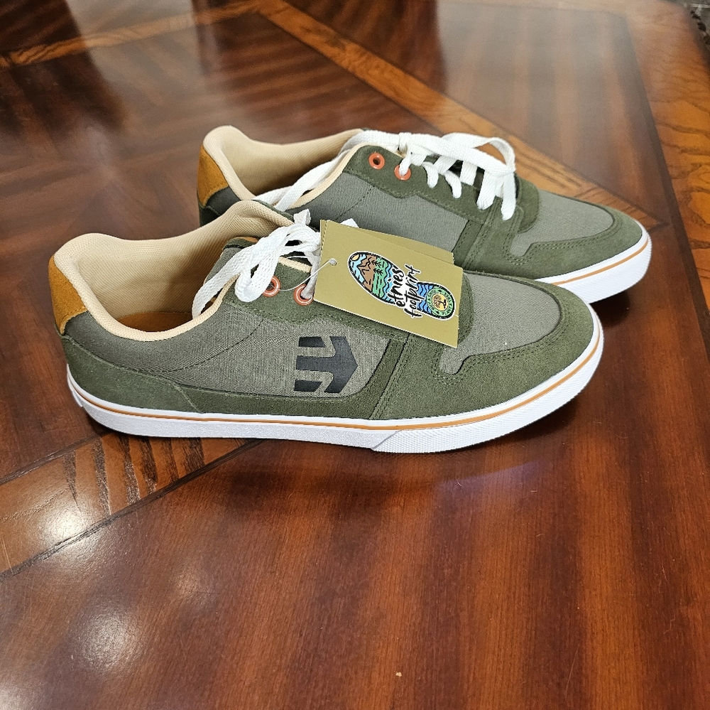 Etnies Suede Shoes ~ size 10.5 ~ NWT